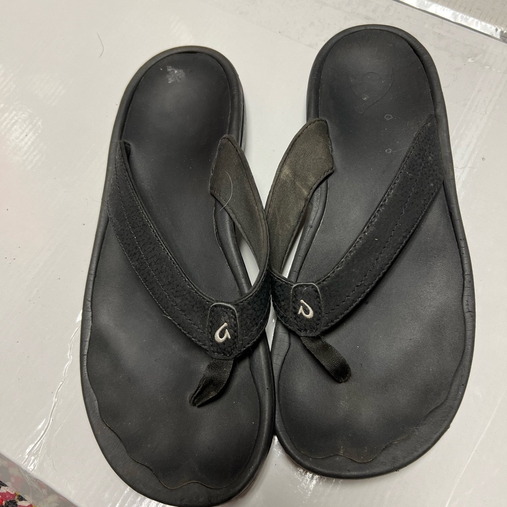 Olukai women’s size 9 Black Flip Flop Sandals